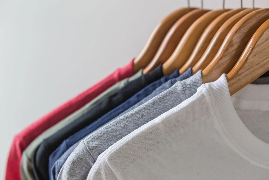 T-shirt appese su grucce di legno