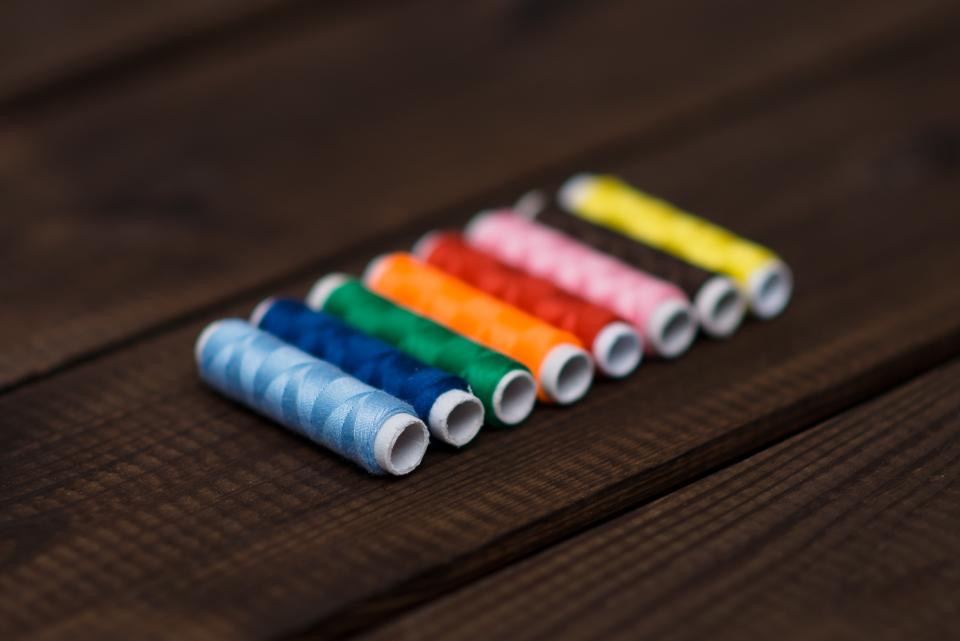 Rocchetti di filo colorato per il ricamo